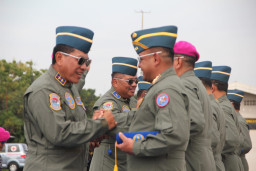 Dankodaeral V Hadiri Penyematan Brevet Kehormatan Penerbangan TNI AL di Lanudal Juanda