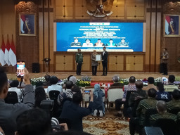 Gubernur Jatim dan Ketua Pengadilan Tinggi Agama Surabaya Tandatangani MoU Kesepakatan Kepastian Hukum Keluarga
