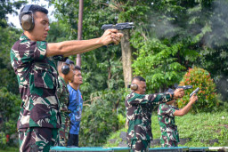 Danyonif 1 Marinir Pimpin Latihan Menembak Pistol, Asah Profesionalisme Perwira