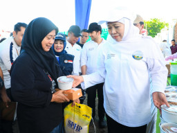Pasar Murah di Tambak Wedi Surabaya, Gubernur Khofifah: Jaga Inflasi dan Stabilisasi Harga Bahan Pokok Jelang Ramadhan