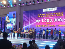 Gubernur Khofifah Beri Bantuan Pelajar Berprestasi Di Penutupan Expo & Expose SMK Jatim 2026