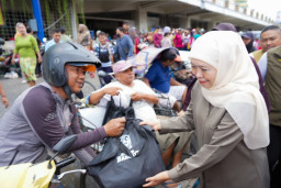 Gubernur Khofifah Bagi Sembako ke Warga Kurang Mampu, Marbot dan Ojol di Surabaya