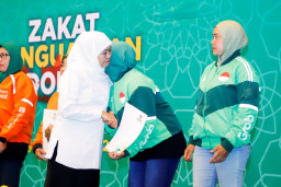 Gubernur Khofifah Berbagi Bersama 850 Bunda Ojol dan 455 Jemaah Islamic Center Surabaya