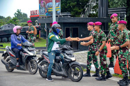 Berkah Ramadhan, Prajurit “Buaya Petarung” Yonif 1 Marinir Bagikan Takjil Gratis untuk Warga Sidoarjo