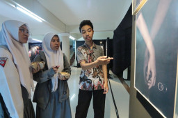 Narasi Visual "RUPA": Saat Fotografer Muda Unitomo Bicara Lewat Lensa