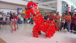 KAI Daop 8 Surabaya Semarakkan Imlek 2026 dengan Barongsai dan Jeruk Keberuntungan