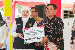 Gubernur Khofifah Salurkan Bantuan dan Tali Asih Senilai Rp16 Miliar untuk Masyarakat Kabupaten dan Kota Kediri
