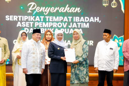 Gubernur Khofifah dan KaKanwil BPN Jatim Serahkan Sertipikat Hak Pakai untuk Pemprov dan Tempat Ibadah