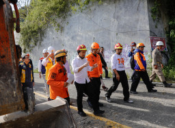 Wagub Emil Tinjau Longsor di Jalur Nasional Trenggalek–Ponorogo