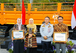Semangat Zero ODOL 2027, Gubernur Khofifah Serahkan Truk Usai Normalisasi Dimensi