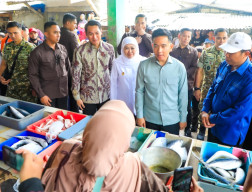 Gubernur Khofifah Dampingi Wapres Gibran Tinjau Pasar Gelondong Gede di Tuban