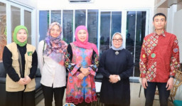 Gubernur Khofifah Terima Dua Mahasiswa Jatim, Usai Dievakuasi dari Iran 