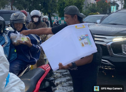MAKI Jatim Bagi Takjil ke Pengendara di Jalan By Pass Juanda Sidoarjo, Wujud Kepedulian dan Kepekaan Sosial 