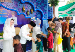 Gubernur Khofifah dan Wagub Emil Terima Ribuan Masyarakat, Riyayan di Gedung Negara Grahadi 