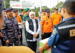 Gubernur Khofifah Dampingi Kepala Basarnas Tinjau Siaga SAR Lebaran di Pelabuhan Tanjung Perak 