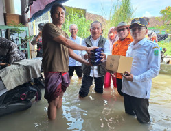 Kalaksa BPBD Jatim Tinjau Banjir di Pasuruan, Bagikan Bantuan ke Warga 