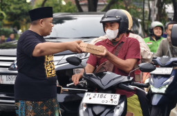 Rayakan Setahun Jatim Jilid II, Santri Baguss Bagi 5.000 Paket Nasi