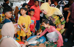Khofifah Boyong Cucu Berburu Bandeng Raksasa di Tradisi Tahunan Gresik