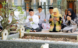 Jelang Lebaran, Khofifah Sowan Ulama dan Ziarah ke Makam Gus Dur