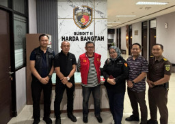 Tim Tabur Kejari Surabaya Amankan Notaris Lutfi Afandi 