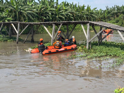 Tim SAR Gabungan Terus Mencari Balita Diduga Tenggelam Di Sungai Kalidawir Sidoarjo