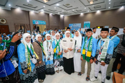 Gubernur Khofifah Lepas Kloter Pertama Jemaah Haji Embarkasi Surabaya