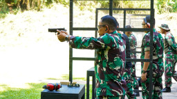 Komandan Koderal lX Uji Kemampuan Menembak Pistol PJU dan Kasatker Kodaeral lX