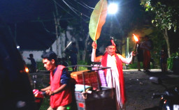 Pentas Besutan Ludruk Kolaborasi, Sambang Putu Disambut Ceria Anak Anak Desa 