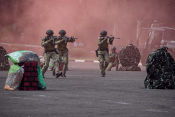 Demonstrasi Serangan Kilat Brigif 2 Marinir, Edukasi Tempur Modern Bagi Siswa Taruna Nusantara