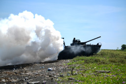 Prajurit Kavaleri Marinir Asah Kemampuan Serbuan Amfibi di Pantai Banongan