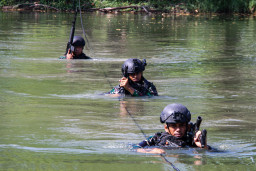 Asah Naluri Tempur, Para Petarung Yonif 3 Marinir Laksanakan Latihan Penyeberangan Sungai