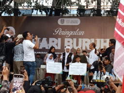Massa Buruh Orasi, Gubernur Jatim Beri Kado Kebijakan Pro-Buruh