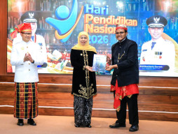 Gubernur Khofifah Luncurkan 40 Sekolah Integritas, Terima Rekor MURI dan Hak Cipta Lagu Jatim Cerdas