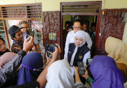 Gubernur Khofifah Tinjau Hasil Bedah Rumah Tenaga Keamanan SMAN 2 Surabaya