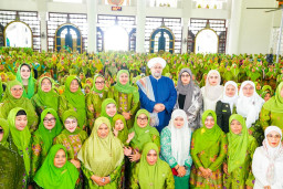 Di Masjid Al Akbar, Jamaah, Gubernur Khofifah, Menteri Arifah, Syeikh Afeefuddin Gaungkan Perdamaian Dunia kepada PBB