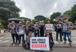 Komunitas Pers Surabaya Gelar Aksi Solidaritas di Taman Apsari Surabaya