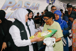 Gubernur Khofifah Gelar Pasar Murah di Kelurahan Semampir Kota Kediri, Sediakan Sembako Murah Jelang Idul Adha
