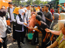 Gubernur Khofifah Sapa Pedagang Pasar Banjarejo Bojonegoro, Pastikan Harga Bahan Pokok Jatim Stabil Jelang Idul Adha