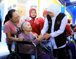 Gubernur Khofifah Ajak Masyarakat Bahagiakan dan Jaga Lansia 