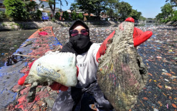 Kali Tebu Surabaya Dipenuhi Popok, Relawan Angkat 2,4 Ton Sampah