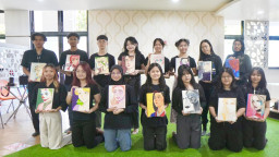 Hari Buku Nasional, Mahasiswa DKV Ubaya Sulap Sampul Buku Jadi Kanvas