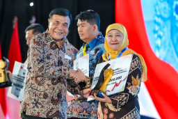Jatim Raih Penghargaan Kemendagri Kategori Pemda Terbaik Penurunan Pengangguran