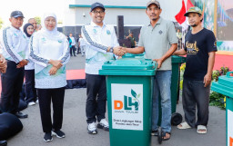 Gubernur Khofifah Bersama 1.125 Masyarakat Turut Aksi Bersih Sampah dan Tanam Pohon