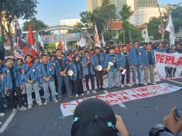 Massa Mahasiswa BEM Se-Jatim Tuntut Pemerintah Hapuskan Program MBG Dan KDMP