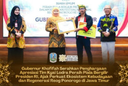 Gubernur Khofifah Serahkan Apresiasi Tim Kyai Lodra Peraih Piala Bergilir Presiden