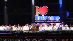 Ribuan Jemaah Padati Unitomo, Gus Iqdam Sentil Soal Dekengan Pusat