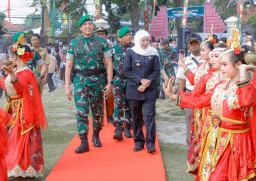 Gubernur Khofifah dan Pangdam V/Brawijaya Lepas Karnaval Budaya di Alun-Alun Bangkalan