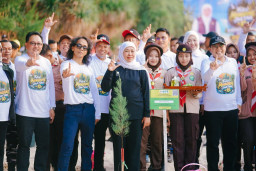 Gubernur Khofifah Bersama Kaka Slank dan Bupati Lindra Tanam Cemara Udang di Festival Mangrove Jawa Timur ke-10 di Tuban