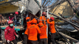 Evakuasi Dramatis Sopir Truk Penabrak Rumah di Gempol, Tim Medis Temukan Tanda Vital
