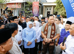 Gubernur Khofifah Dampingi Menko AHY Resmikan 166 Rumah Layak Huni di Gresik